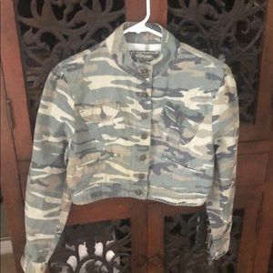 Cute camouflage jacket / mid drift fits like a med